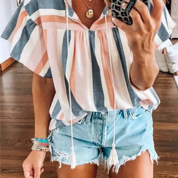 🔥New boutique split neck top - Picture 2 of 9